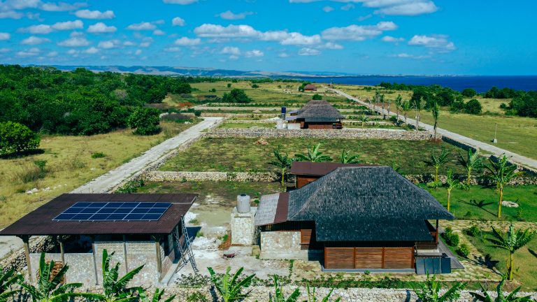 Pemasangan PLTS di Daerah Terpencil: Solusi Hemat Energi