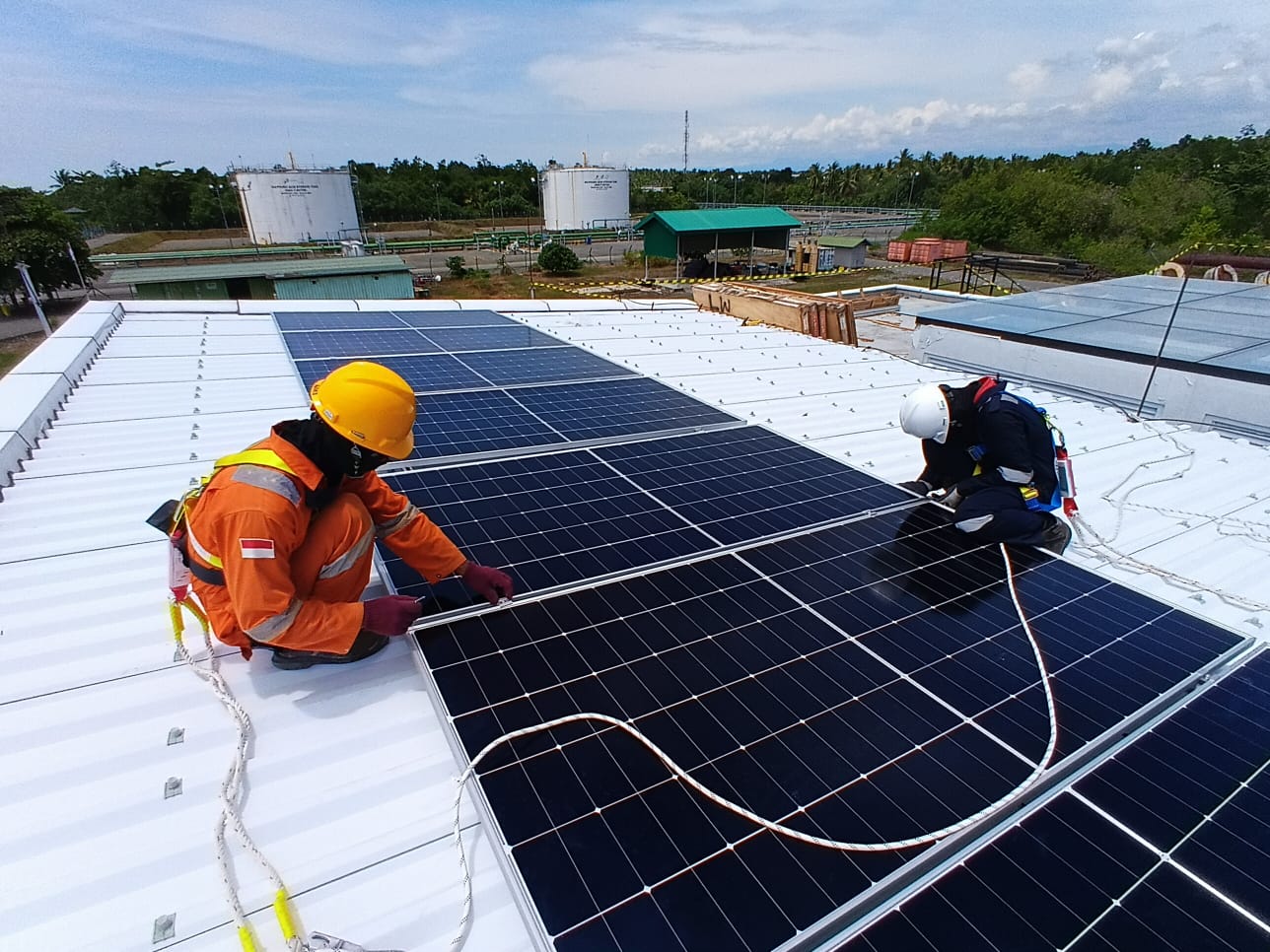 Cara Tepat Merawat Panel Surya Agar Tetap Optimal di Kawasan Industri Berdebu